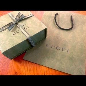 Gucci- perfect packaging! Box, dust bag, shopping bag, ribbon.